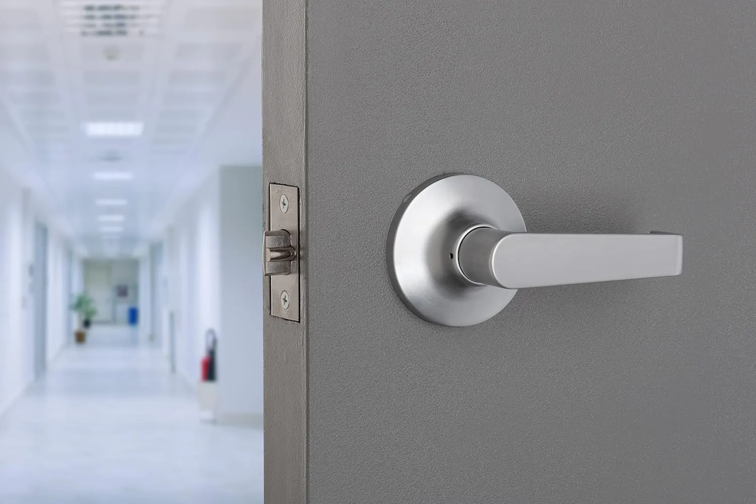 BRINKS Commercial - 4-Pack Light Duty Keyed Door Entry Storeroom Lever, Satin Chrome Finish - Meets ANSI Grade 2 Standards and is ADA Compliant