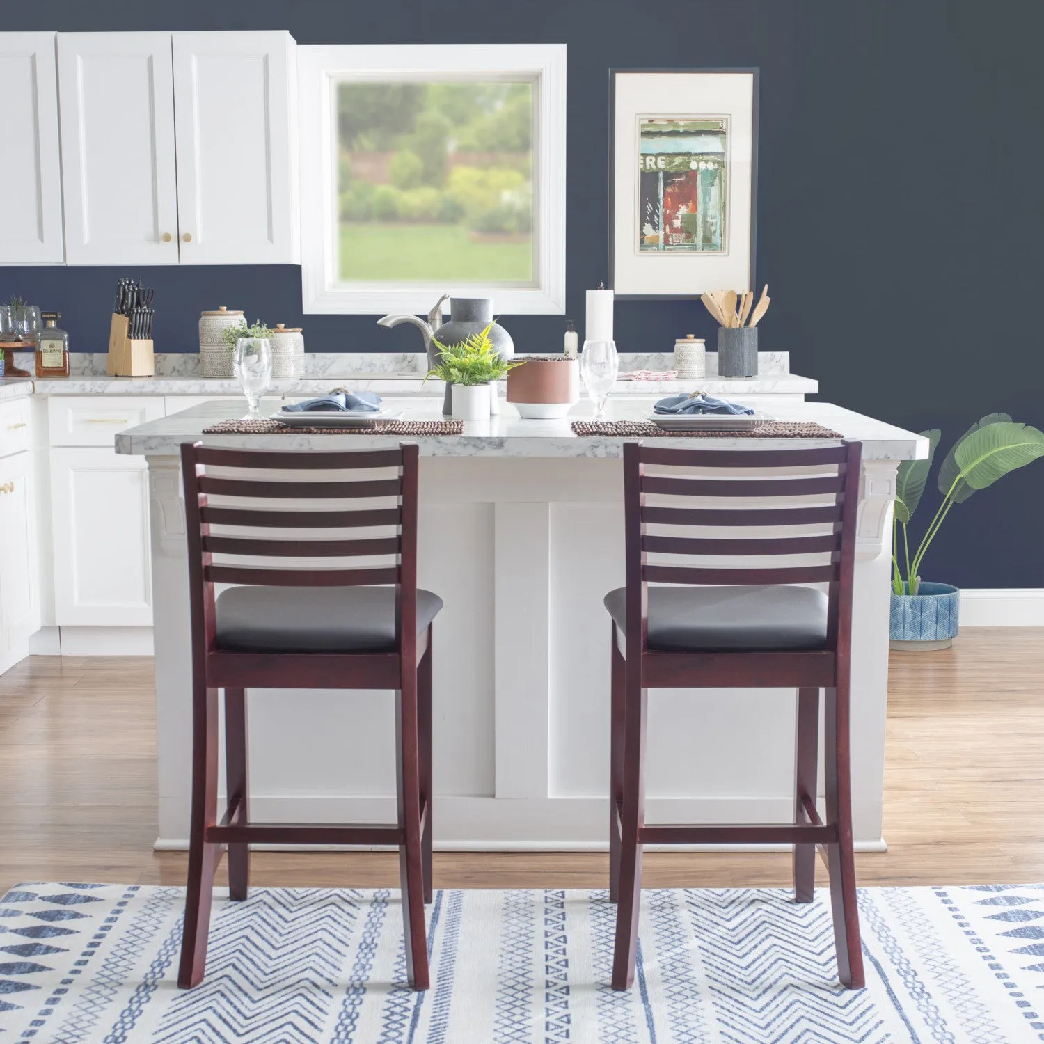 Torino Faux Leather Ladder Back Counter-Height Stool - Merlot|Tabouret Torino de hauteur comptoir en similicuir avec dossier en échelle - merlot