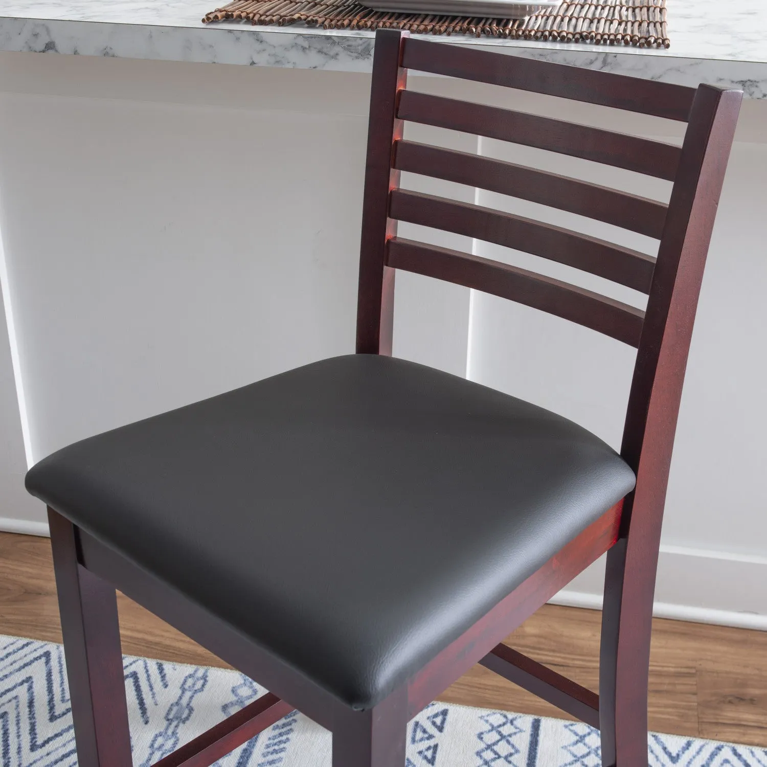 Torino Faux Leather Ladder Back Counter-Height Stool - Merlot|Tabouret Torino de hauteur comptoir en similicuir avec dossier en échelle - merlot