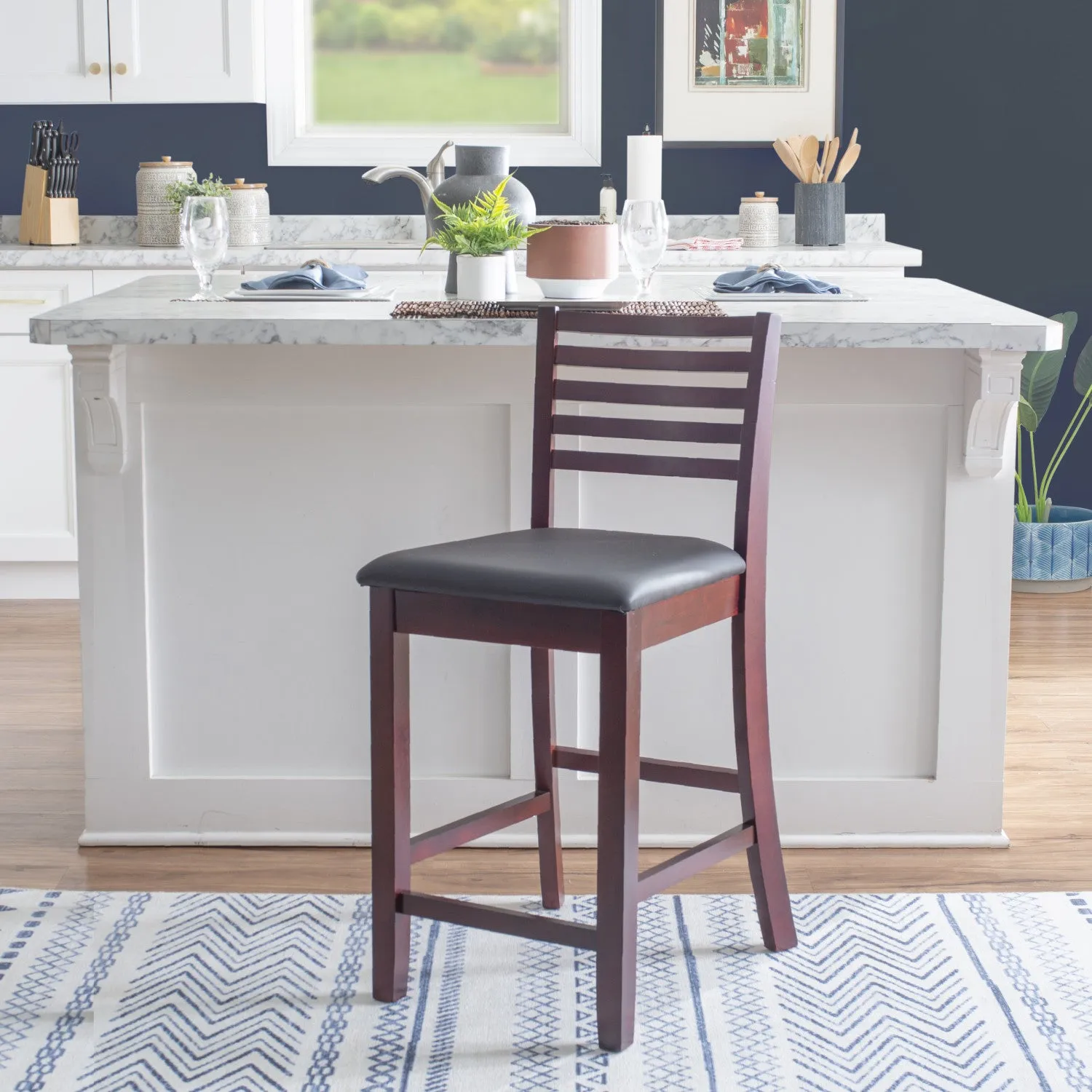 Torino Faux Leather Ladder Back Counter-Height Stool - Merlot|Tabouret Torino de hauteur comptoir en similicuir avec dossier en échelle - merlot